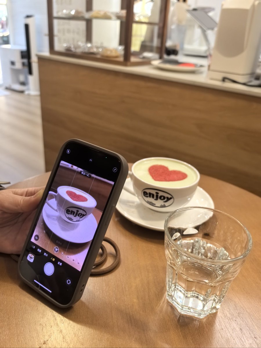 SigneRuper8ig's tweet photo. Hey, just grabbed the last matcha latte and saved one for you—got your favorite extra foam! Want to meet at our usual bench in 5 https://t.co/e1ckjKnGD6