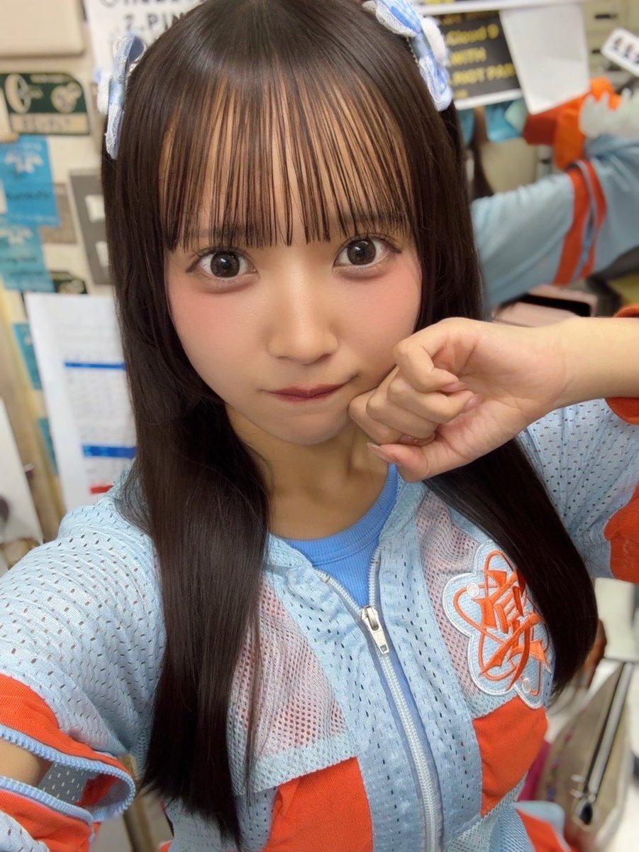 UtaGe_miyuu's tweet photo. UtaGe!定期公演『宴覇-ENPA-』ありがとうございました❕

今回もチケットsold outありがとう…!!!
最近定期のsold outが早いらしく、たくさんの人が楽しみにしてくれてるのが伝わってうれしい‼️

そしてなんと今日は新曲も…!!!
曲振りの前の"新曲です"を聞いた瞬間のみんなが好きすぎなのと、声大きすぎてイヤモニしてることも忘れてたよね笑
どうだったかなー、みんなに直接感想聞くの忘れちゃった😔ﾏﾀｷｶｾﾃ!!

イヤモニつけての定期初めてすぎて、なんだか不安になっちゃってたんだけど、その分いつもよりみんなの表情を沢山見ようっておもって顔みてたらすごく安心できたんだ~😌🩵

みんな大変なこととか嫌なこととか沢山あると思うけど、みゆうと会ってる時、ライブに来てくれた時は楽しかったって気持ちで帰ってくれてたら嬉しいなって思う、!

いつもありがとう🫶
来月もホームCrestで会おうね🏠
