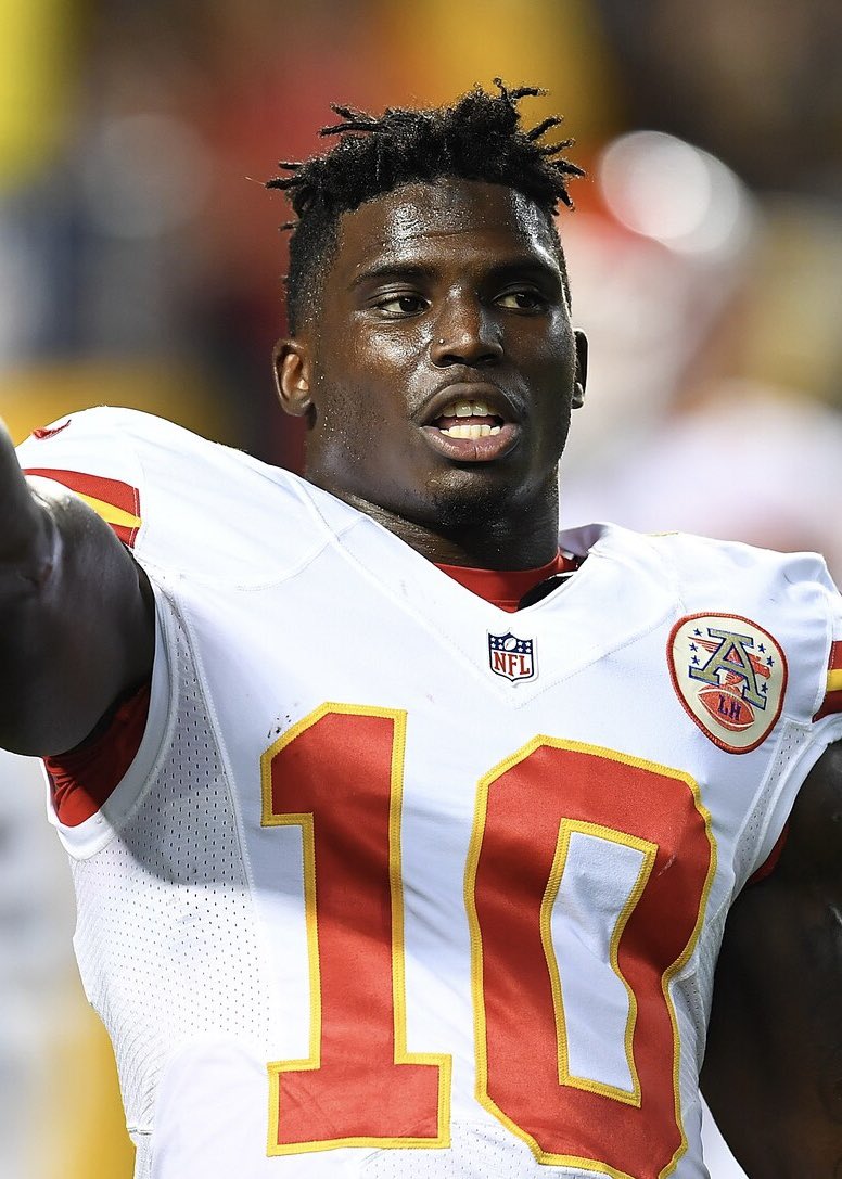 PolymarketSport's tweet photo. 🚨TRENDING: A potential Tyreek Hill and Kansas City reunion could be in the cards, per @JFowlerESPN

“Tyreek Hill remains fond of the Chiefs, and a potential in-season signing would make a lot of sense. He should be closer to playing around October.” https://t.co/LKaLkhJzoZ