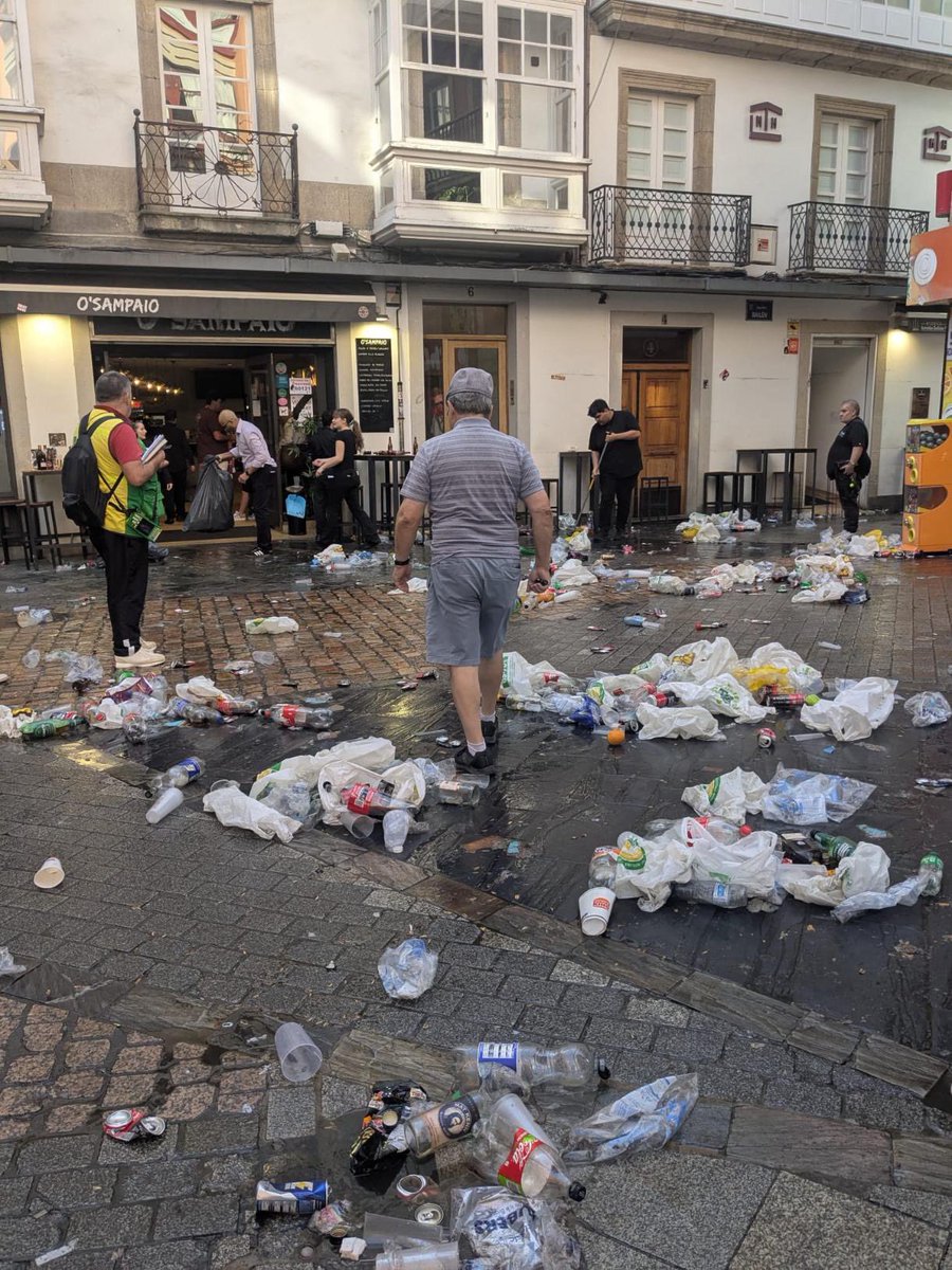 Avia_Veira's tweet photo. Isto é de agora mesmo.
Non todo vale cando vas ver o teu equipo a outra cidade.
1 barrendeiro e 4 policías mandou Inés Rey.
E a xente que vive e traballa aí sen poder pasar, limpando o que poden.
É unha vergoña.
De paso, como humanos, temos que facernos ver unhas cantas cousas. https://t.co/EiogIcPRnZ