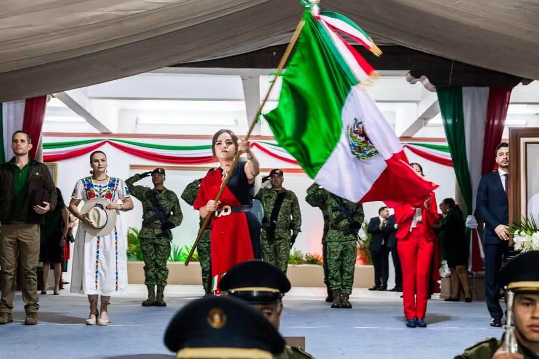 GreciaMich2027's tweet photo. VIVA MÉXICO 🇲🇽

"Este 15 de Septiembre tuve la oportunidad de dar el grito, un grito donde recordamos a nuestros héroes de la patria, pero también fue un grito FUERTE Y CLARO, el de exigir JUSTICIA por todas aquellas personas que han sido silenciadas por la delincuencia, un grito lleno de PAZ para nuestro querido Michoacán."

"Anhelo desde lo más profundo de mi corazón, que nuestros hijos puedan vivir, puedan crecer en un ambiente seguro, porque Michoacán merece vivir, no merece que una familia como la mía tenga que vivir una tragedia tan desastrosa en donde 2 pequeños se hayan quedado sin papá."GQ

Seguiremos levantando la voz, con la responsabilidad que es; porque hoy en México querer hacer las cosas bien, te puede costar la vida, levantar la voz por todas las injusticias, te puede costar que silencien ese clamor.

Pero hoy, estamos más que convencidos que no podemos quedarnos quietos únicamente mirando lo que sucede a nuestro alrededor, hoy pedimos La Paz para nuestra ciudad y nuestro Estado. 

¡QUE VIVA URUAPAN!

¡QUE VIVA MICHOACÁN! 

¡QUE VIVA MÉXICO!
