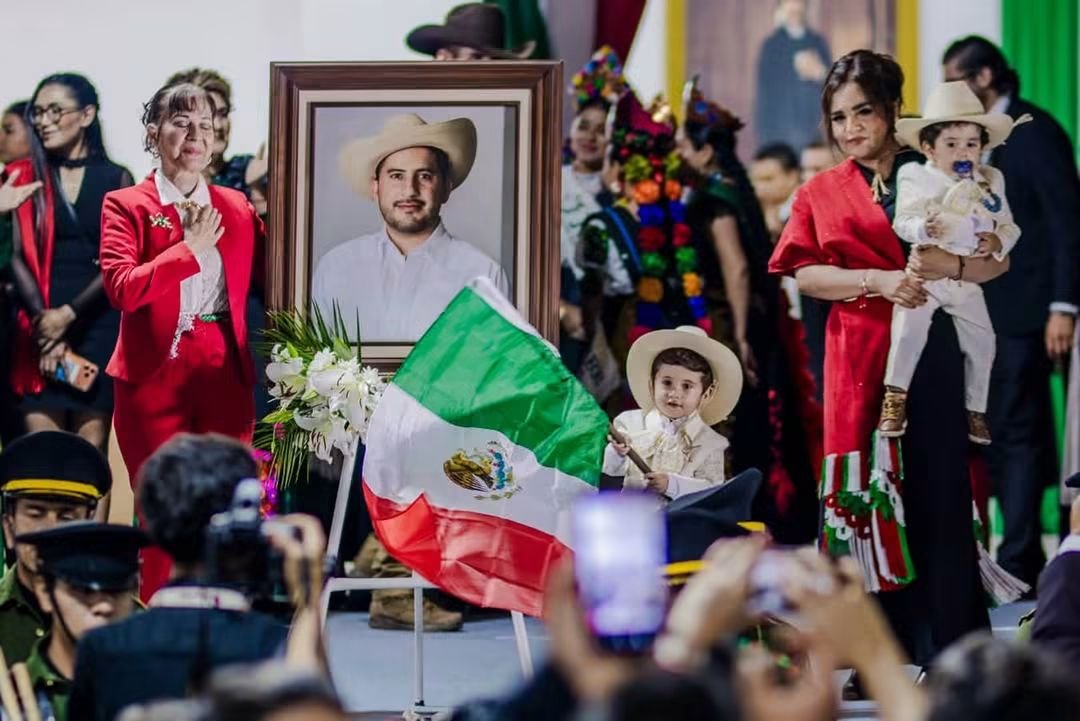 GreciaMich2027's tweet photo. VIVA MÉXICO 🇲🇽

"Este 15 de Septiembre tuve la oportunidad de dar el grito, un grito donde recordamos a nuestros héroes de la patria, pero también fue un grito FUERTE Y CLARO, el de exigir JUSTICIA por todas aquellas personas que han sido silenciadas por la delincuencia, un grito lleno de PAZ para nuestro querido Michoacán."

"Anhelo desde lo más profundo de mi corazón, que nuestros hijos puedan vivir, puedan crecer en un ambiente seguro, porque Michoacán merece vivir, no merece que una familia como la mía tenga que vivir una tragedia tan desastrosa en donde 2 pequeños se hayan quedado sin papá."GQ

Seguiremos levantando la voz, con la responsabilidad que es; porque hoy en México querer hacer las cosas bien, te puede costar la vida, levantar la voz por todas las injusticias, te puede costar que silencien ese clamor.

Pero hoy, estamos más que convencidos que no podemos quedarnos quietos únicamente mirando lo que sucede a nuestro alrededor, hoy pedimos La Paz para nuestra ciudad y nuestro Estado. 

¡QUE VIVA URUAPAN!

¡QUE VIVA MICHOACÁN! 

¡QUE VIVA MÉXICO!