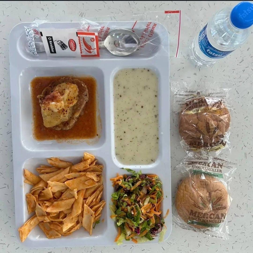 bayrakmedya's tweet photo. Karadeniz Teknik Üniversitesi'nde öğrencilere 50 TL'den sunulan yemekler: https://t.co/KTCkg1ArEs