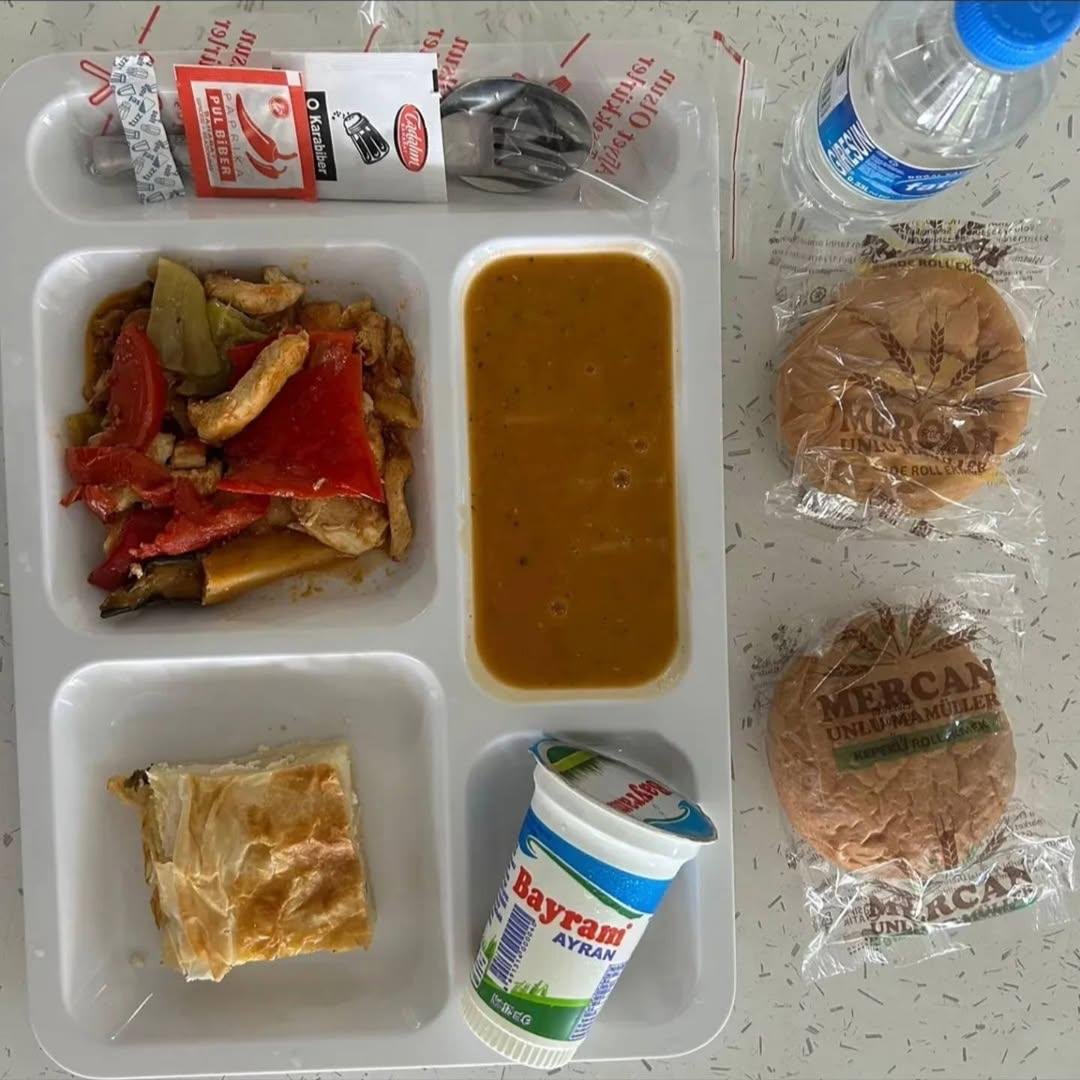 bayrakmedya's tweet photo. Karadeniz Teknik Üniversitesi'nde öğrencilere 50 TL'den sunulan yemekler: https://t.co/KTCkg1ArEs