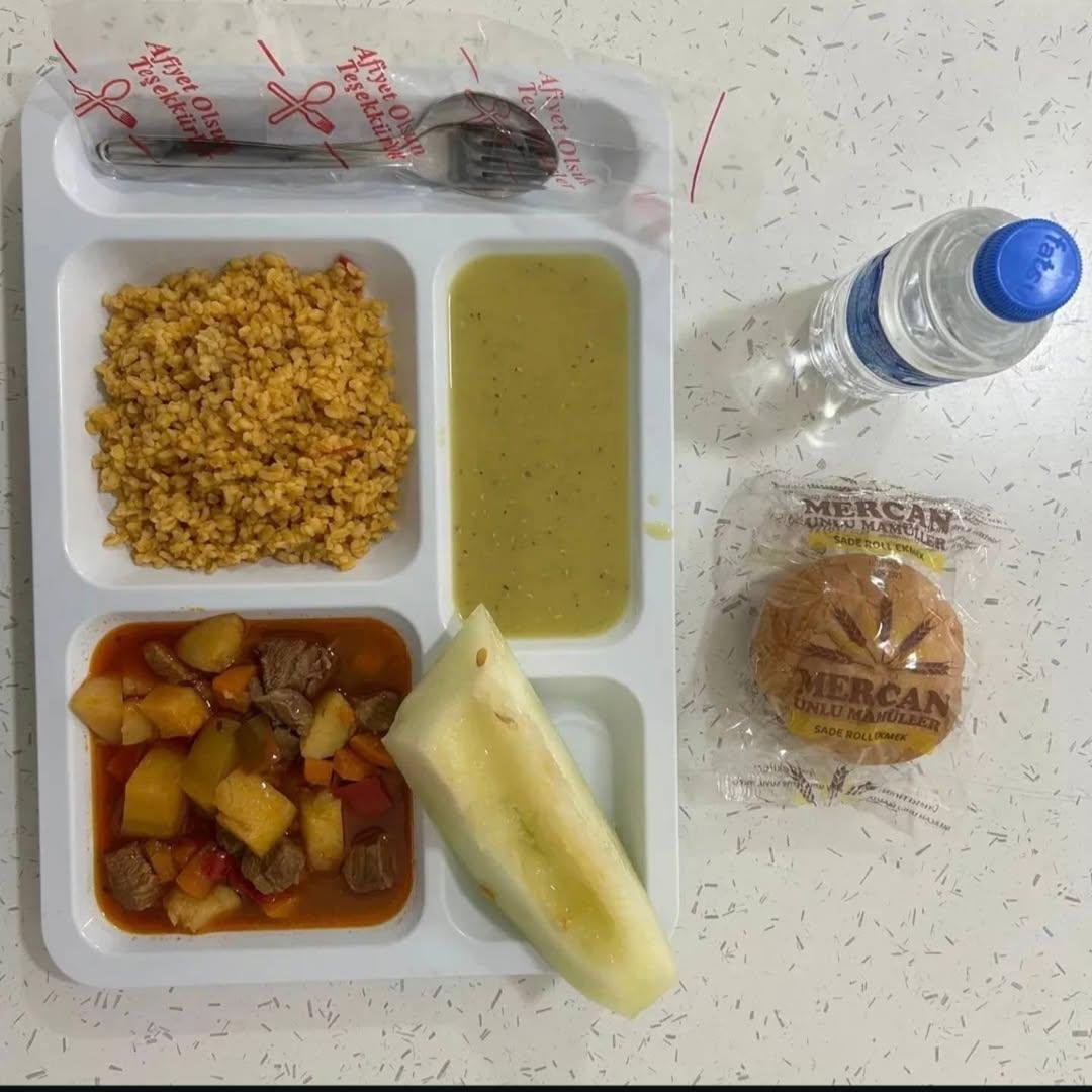 bayrakmedya's tweet photo. Karadeniz Teknik Üniversitesi'nde öğrencilere 50 TL'den sunulan yemekler: https://t.co/KTCkg1ArEs