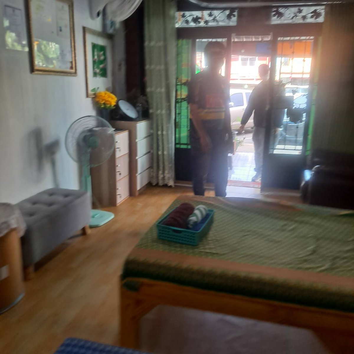 SeawlaksN28154's tweet photo. วันนี้มีชายฉกรรจ์ 4 คนเข้ามาในร้าน เข้ามาถาม นู่นนี่นั่น ถามว่าเรารู้จักตำรวจ ในเมืองโคราชที่ใหญ่ๆไหม เข้ามาถามหมอที่ร้าน แบบมีพิรุธ ใส่หน้ากากทุกคน โ���คดีหมอที่ร้านได้ถ่ายวีดีโอและรูปไว้ บางส่วน อันนี้เอามาลงให้เพื่อนๆ และFC ช่วยออกความเห็นหน่อยค่ะไม่มีใบอะไรมาแสดง
 (อันตรายมาก) https://t.co/8cjdbjlPQY