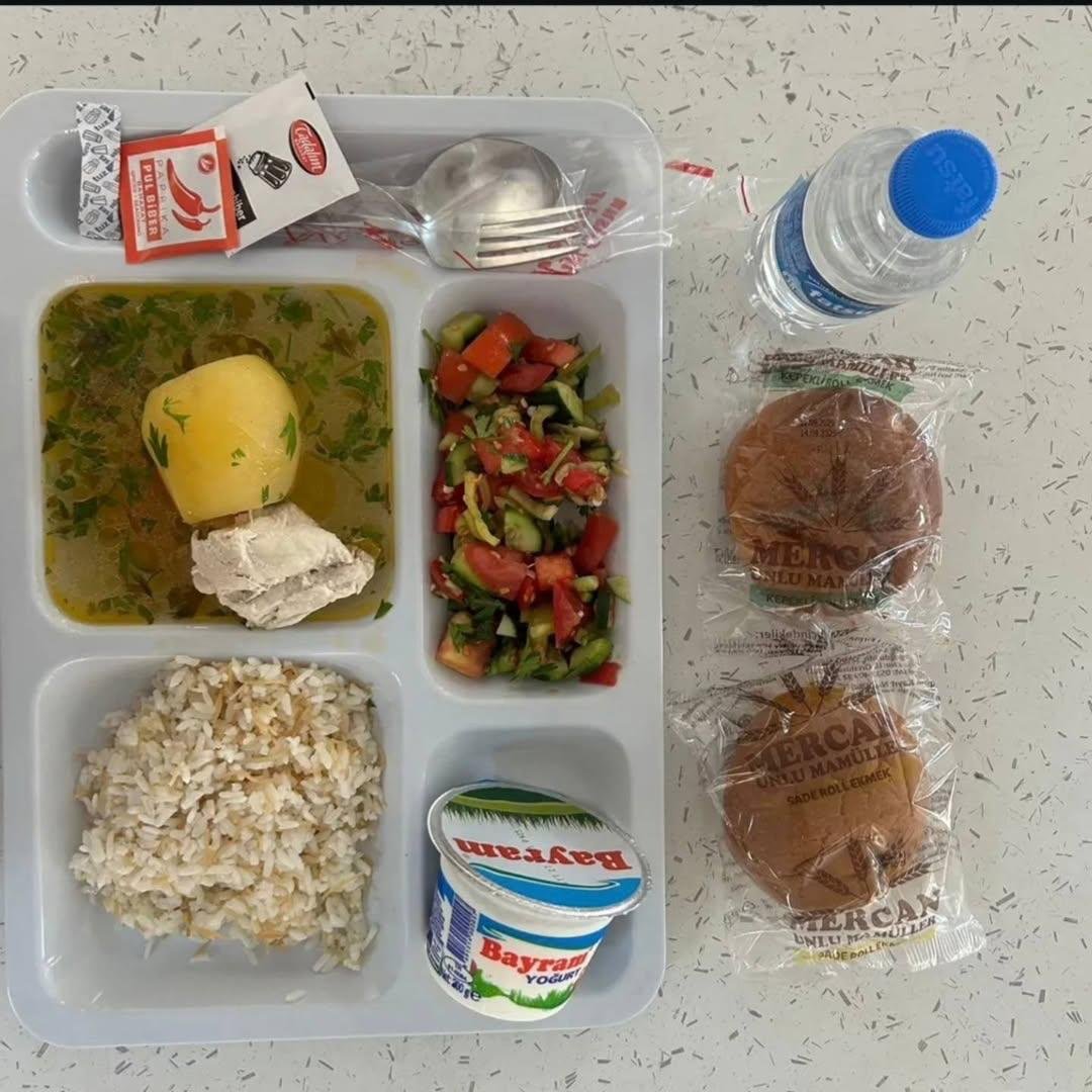 bayrakmedya's tweet photo. Karadeniz Teknik Üniversitesi'nde öğrencilere 50 TL'den sunulan yemekler: https://t.co/KTCkg1ArEs