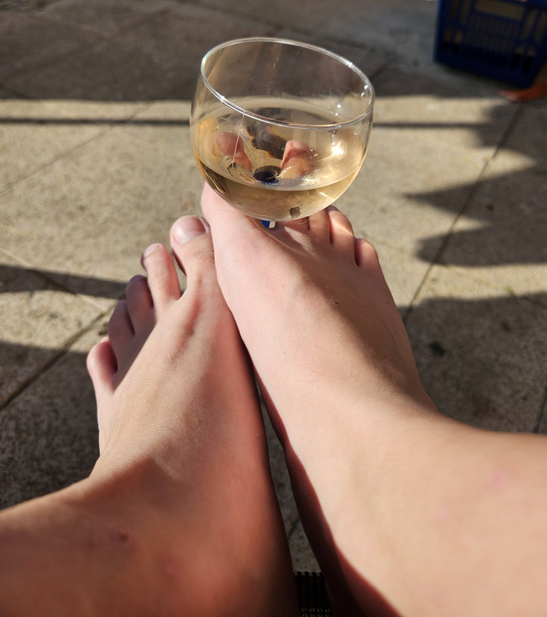 feetharmo1y's tweet photo. Qui veut boire un coup avec moi? 🫦 
#pieds #fetichiste #moneyslave https://t.co/B33zKuyir7