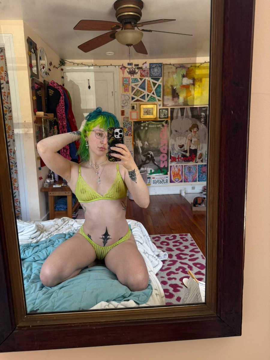 altervibeszz's tweet photo. feeling extra girly today https://t.co/lCBMrBMDRg