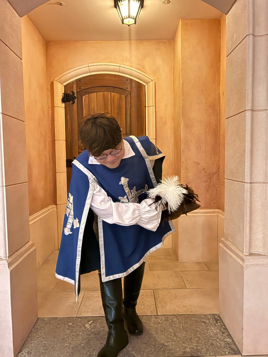 macmondu's tweet photo. 実写版三銃士、実家に帰る

#Dハロ仮装2026
#TheThreeMusketeers https://t.co/xyUWIpD8qi