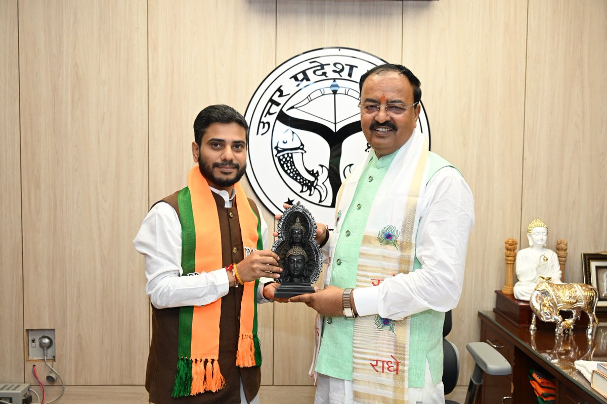 AdityaTrivedi_'s tweet photo. 📍 लखनऊ

आज लखनऊ में उत्तर प्रदेश सरकार के माननीय उपमुख्यमंत्री आदरणीय श्री @kpmaurya1 जी से आत्मीय भेंट कर उनका स्नेह, आशीर्वाद एवं मार्गदर्शन प्राप्त किया।

जनसेवा एवं संगठन के प्रति आपका समर्पण, सहज एवं प्रभावी नेतृत्व तथा समृद्ध राजनीतिक अनुभव हम सभी कार्यकर्ताओं के लिए सदैव प्रेरणास्रोत है। आपका मार्गदर्शन संगठनात्मक कार्यों को नई ऊर्जा एवं दिशा प्रदान करता है।

#BJP4UP #BJP4KanpurBundelkhandZone #BJPAdityaTrivedi #ViksitBharat #ViksitUttarPradesh