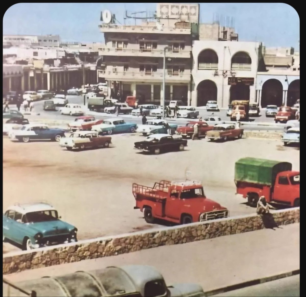 abnalmerqab's tweet photo. صوره نادره التقطت عام ١٩٥٧ لساحة الصفاة عند مدخل شارع اليديد على اليمين مبنى اوميغا او مجمع تجاري فى الكويت تم انشائه عام ١٩٥١ ويضم العديد من المحلات التجارية والمكاتب وبجانبة محلات جيشنمال شوفوا السيارات كلها امريكية واغلبها شفر وتاتى بلونيين https://t.co/OWfxagKMrj