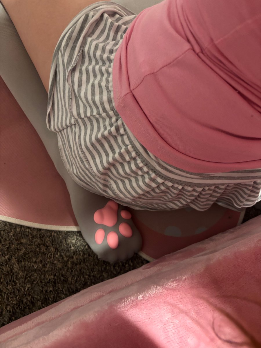 pandaapanda67's tweet photo. last of paw socks you get to see https://t.co/XosYq7VrXt