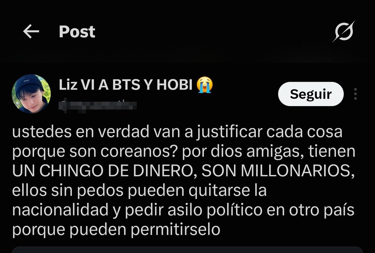 BTSDailyChile's tweet photo. En mis años como ARMY he leído acusaciones absurdas contra Bangtan, pero esta se lleva, con diferencia, el premio a la más estúpida: “son millonarios, pueden renunciar a su nacionalidad y pedir asilo político en otro país”.

No sé en qué momento la nacionalidad se convirtió en una suscripción de Netflix y el asilo político en un trámite VIP para gente con dinero.

Para empezar, seis de los miembros  completaron el servicio militar activo y actualmente forman parte del sistema de reserva de Corea del Sur. Ser reservista implica mantener determinadas obligaciones militares después del licenciamiento. Eso no desaparece mágicamente porque tengas millones en el banco.

Y agreguemos algo bastante evidente: ellos fueron capaces de cumplir con sus deberes militares sin pretender que su fama o su dinero los pusieran por encima de sus obligaciones como ciudadanos surcoreanos. Si estuvieron dispuestos a pausar sus carreras para cumplir con su país, ¿qué exactamente les hace creer que ahora van a renunciar a su nacionalidad y abandonar ese mismo país porque unas personas en internet consideran que deberían hacerlo?

Segundo: renunciar a una nacionalidad no significa simplemente hacer las maletas y elegir otra. Está sujeto a leyes, requisitos y consecuencias jurídicas. Y no, el dinero no permite saltarse esas normas.

Y tercero, quizás el concepto que más urge googlear: ASILO POLÍTICO. No es “tengo dinero, no me gusta lo que hace mi gobierno, me voy a otro país y pido asilo”. Es un mecanismo jurídico de protección destinado a personas que enfrentan persecución o un riesgo real de sufrirla por determinados motivos. No es una residencia VIP para millonarios ni algo que se obtiene simplemente porque no te gustan las decisiones de tu gobierno.

Y sean sinceros, por una vez: admitan que muchas de estas exigencias no nacen de una preocupación genuina por las causas que dicen defender, sino del rechazo que les tienen a ellos. No intenten disfrazarlo de preocupación, activismo o superioridad moral cuando son causas que nunca les interesó proteger, apoyar ni visibilizar hasta que encontraron la oportunidad de utilizarlas para atacarlos.

Google es gratis. Úsenlo antes de exigirle a siete coreanos que prácticamente se conviertan en refugiados políticos para satisfacer sus expectativas políticas.

Y sí, sé que no debería caer en contestar este tipo de cosas, pero realmente hoy me superaron. Hay niveles de absurdo que una simplemente no puede dejar pasar.

😒