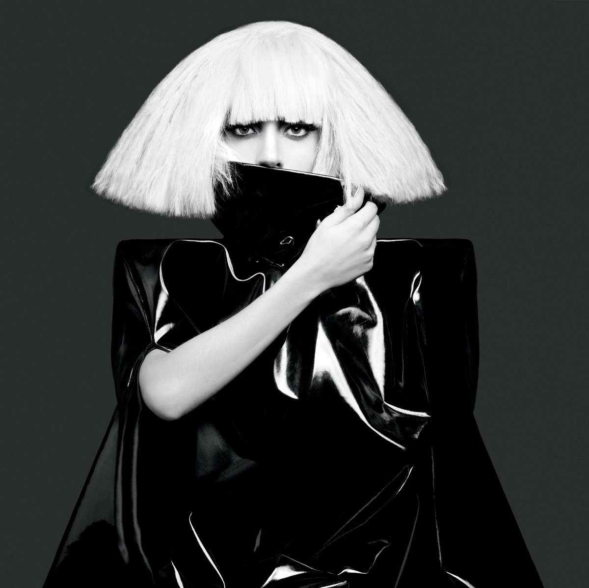 RDTLadyGaga's tweet photo. “Pelos critérios do sucesso comercial, o álbum de estreia de Lady Gaga, ‘The Fame’, certamente merecia uma versão deluxe. No entanto, havia algo de vazio nesse processo para ela, e Gaga optou por suceder o LP com um EP tão bom e tão audaciosamente fora do convencional que conseguiu ofuscar seu antecessor tendo apenas metade de sua duração.

‘The Fame Monster’ incorpora ao electropop cintilante uma espécie de teatralidade gótica e, seja ouvindo as oito faixas originais ou a reedição de 2010, é praticamente possível acompanhar, em tempo real, o momento em que o poder de estrela de Lady Gaga transcende e se transforma em verdadeira expressão artística.”

Texto escrito por Parker Bennett para o site Treblezine sobre “Os melhores álbuns do século XXI.”

🔗: https://t.co/zXKmmqnftH
