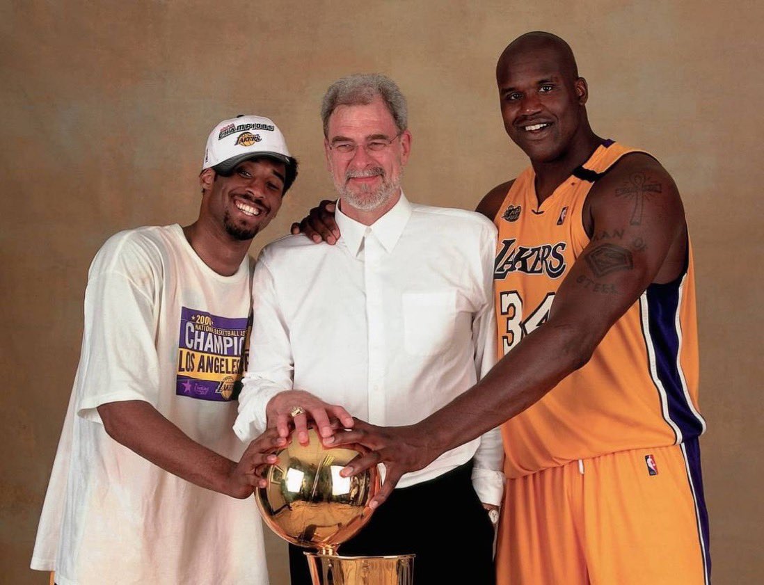 PasionBasketNBA's tweet photo. Hoy cumple 81 años Phil Jackson, uno de los mejores entrenadores en la historia de la NBA

Ganó un total de 13 anillos en la NBA:

🏆 11 como entrenador: 

(1991, 1992, 1993, 1996, 1997, 1998, 2000, 2001, 2002, 2009, 2010)

🏆 2 como jugador 

(1970, 1973) https://t.co/XvW868nubl