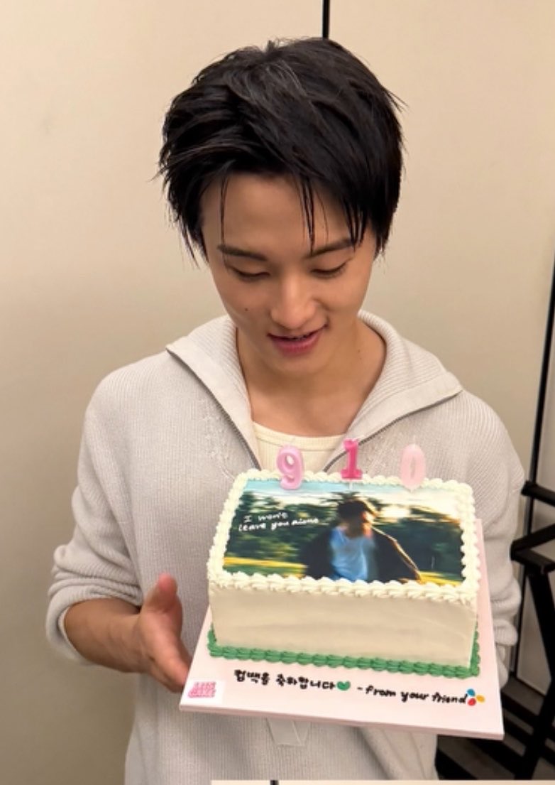 merlynsie's tweet photo. CJ group ให้เค้กมาร์คลีมา 🐯🎂

“ยินดีด้วยกับการคัมแบค - from your friend”

เทียนเป็น 9/10 วันปล่อยเพลง My Friend 🥹 https://t.co/1qLDUgC6P0