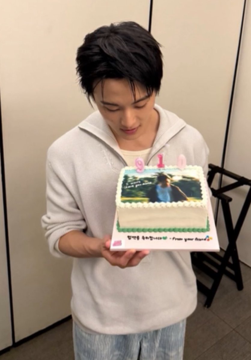 merlynsie's tweet photo. CJ group ให้เค้กมาร์คลีมา 🐯🎂

“ยินดีด้วยกับการคัมแบค - from your friend”

เทียนเป็น 9/10 วันปล่อยเพลง My Friend 🥹 https://t.co/1qLDUgC6P0