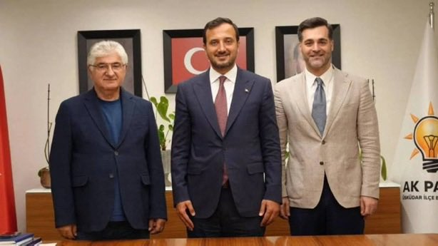 ToplumsalMht171's tweet photo. Ödül Maması!

CHP'den AKP'ye geçen Meclis Üyesi Tahsin Usta Üsküdar Belediyesi'nde Başkan Yardımcısı oldu. https://t.co/RkvPvBJh54