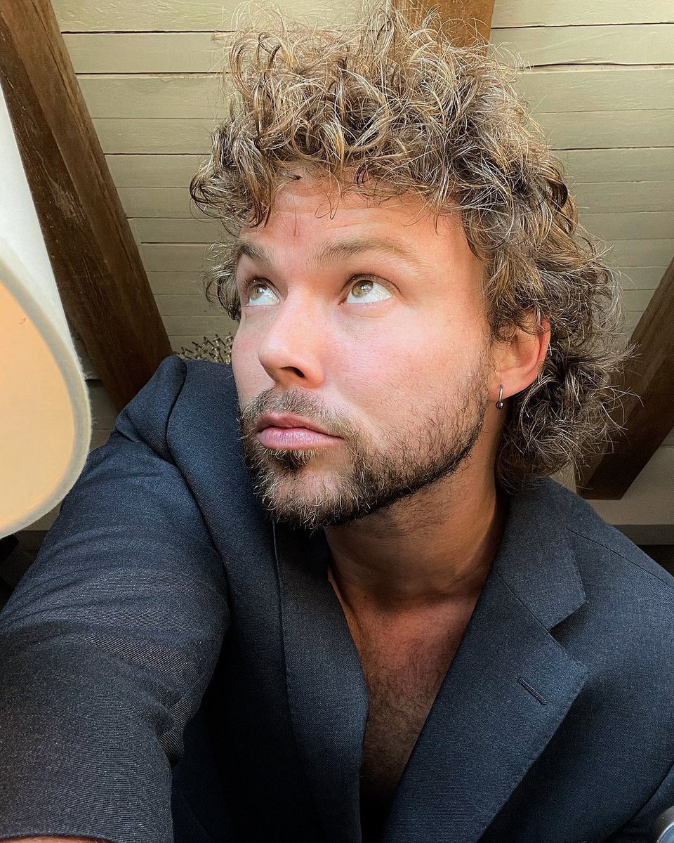 sosontherocks's tweet photo. every day i wake up and express emotional thanks for whoever took that fucking hair straightener out of ashton’s hands https://t.co/uxDkkeKn1x