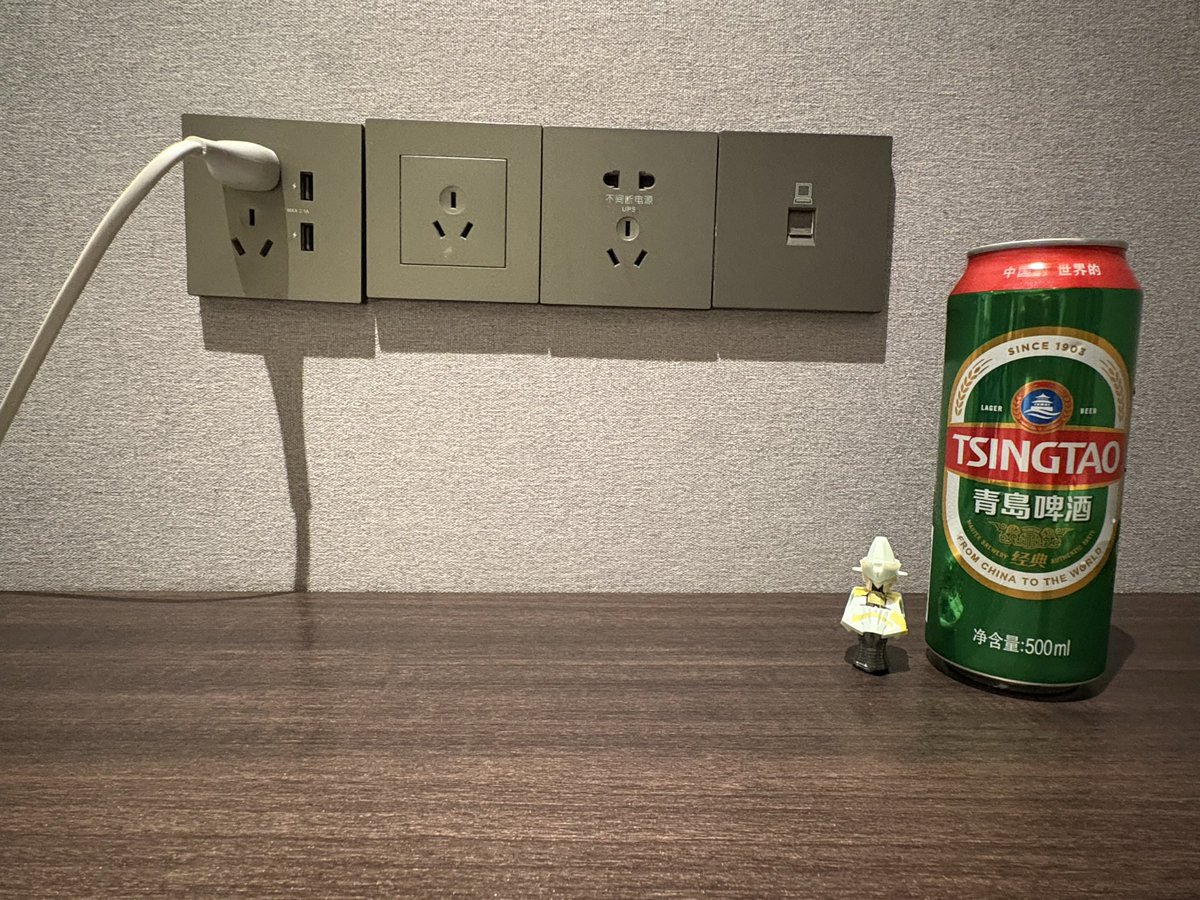 Nakayan81014's tweet photo. とりあえずホテルに到着して一休み。
デスク前のコンセプトがガタガタ&amp;斜めっててて、めちゃ気になる...わざと？アート的な？？
さすが中華品質😅 https://t.co/CETPH8jBFO