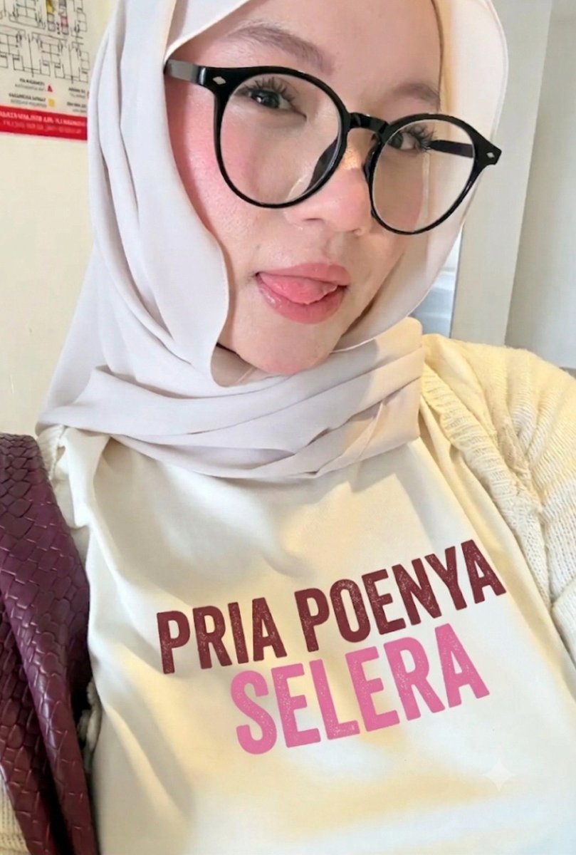 verabiya's tweet photo. Tengah ramai kt malay #awektudung
#awekbest #awekpadu #awekcum https://t.co/S8Bh4hs80f