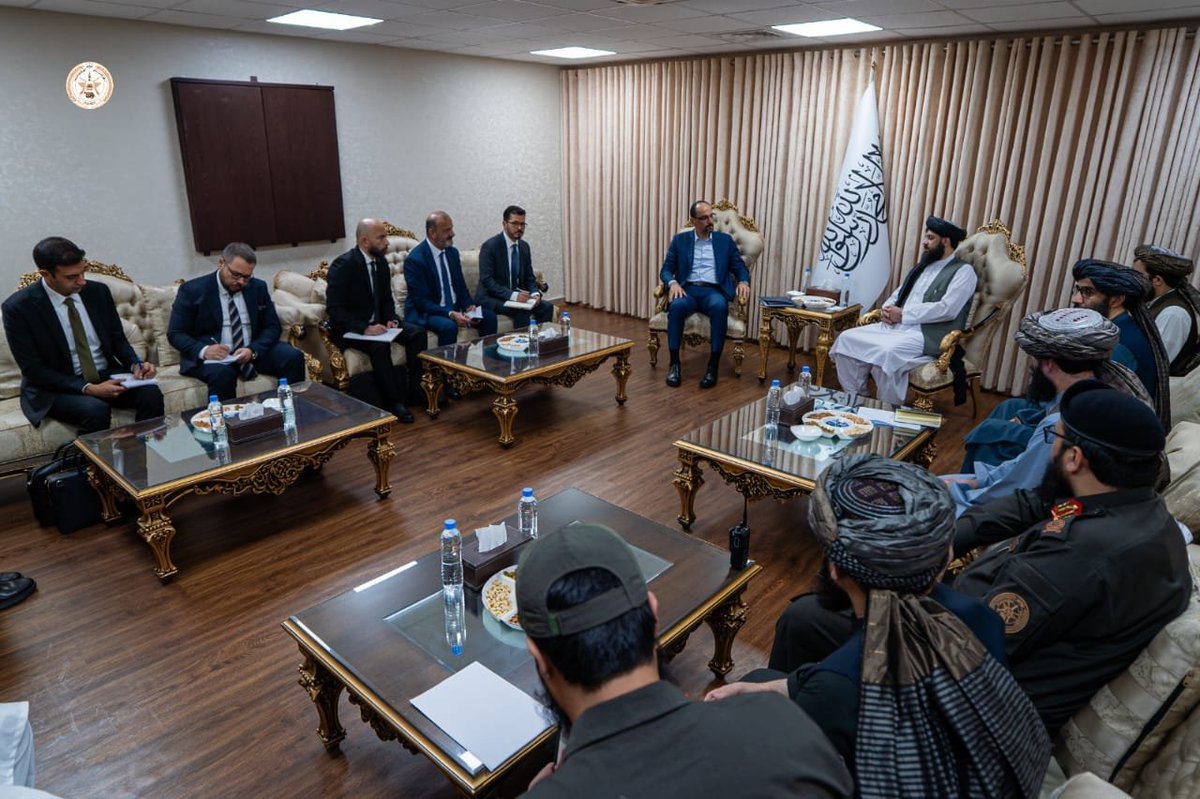 Haqqani02's tweet photo. وزیر دفاع امارت اسلامی افغانستان، مولوی محمد یعقوب مجاهد، با ابراهیم کالین، رئیس استخبارات ترکیه، دیدار کرد. در این دیدار، دو طرف درباره گسترش روابط میان افغانستان و ترکیه، مسائل امنیتی و ثبات منطقه‌ای گفت‌وگو کردند و بر تقویت همکاری‌های امنیتی و دفاعی میان دو کشور تأکید نمودند. https://t.co/hA08KIHoht