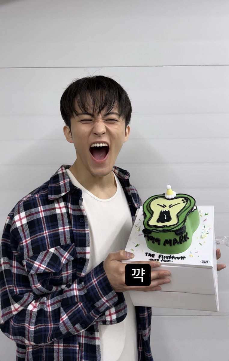 arlynjong's tweet photo. ตอนเอิ้ดอู้ดก็ได้เค้ก ตอนมายเฟรนก็ได้เค้ก 🥹 มีแต่คนรักและเอ็นดูมาร์คจริงๆ ล https://t.co/SwGme2JZnN