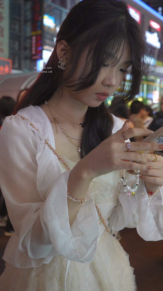 hlmrww's tweet photo. 清纯小美女性感丁字裤
#裙底 #美女 #美腿  #街拍  #抄底 #丝袜 #黑丝 #反差 #厕拍 #酒店 #制服美女 https://t.co/XHmgjCT6PR