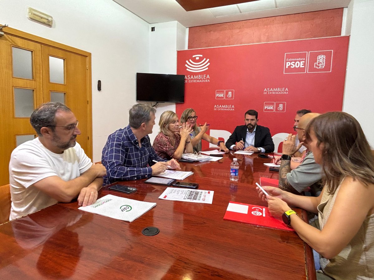 CSIFExtremadura's tweet photo. 📸 CSIF, UGT y CCOO se han reunido con los grupos parlamentarios de PP, PSOE y Unidas Podemos para que apoyen la equiparación salarial de los empleados públicos de la Administración General de la Junta y del SES, y las partidas económicas se incluyan en los presupuestos de 2027. https://t.co/tXyGvupJR5