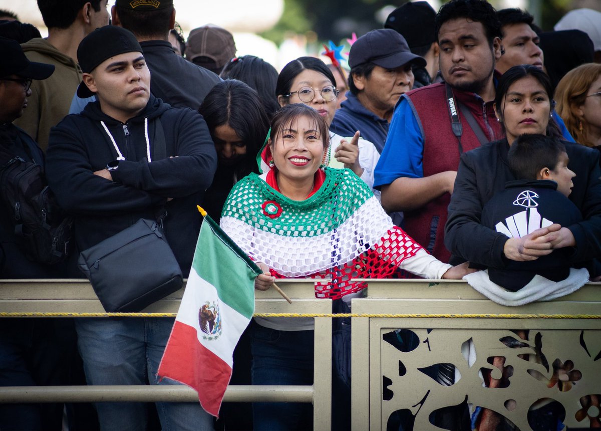 rosaicela_'s tweet photo. En el #Zócalo y sus alrededores ya hay familias reunidas para presenciar el #DesfileCívicoMilitar2026. 🇲🇽 @Claudiashein @Defensamx1 @SEMAR_mx https://t.co/1SD6UFYiF2