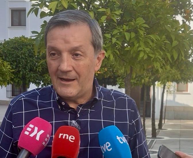 CSIFExtremadura's tweet photo. 📸 CSIF, UGT y CCOO se han reunido con los grupos parlamentarios de PP, PSOE y Unidas Podemos para que apoyen la equiparación salarial de los empleados públicos de la Administración General de la Junta y del SES, y las partidas económicas se incluyan en los presupuestos de 2027. https://t.co/tXyGvupJR5