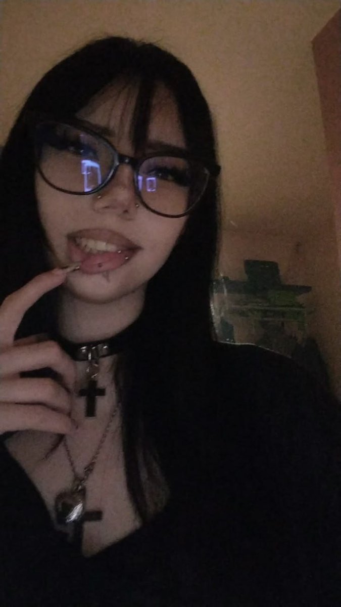 roxanedumont_'s tweet photo. Si une fille goth te demande ton numéro...

Tu le lui donnerais ? https://t.co/qrPeRzPrYr