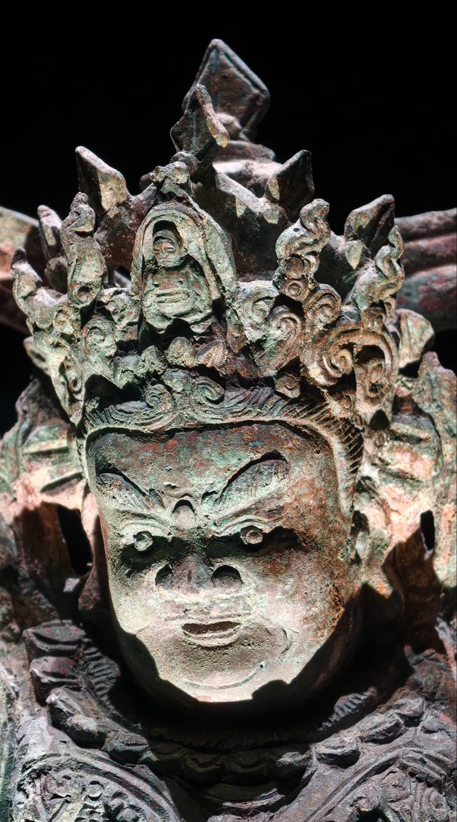 blackym25's tweet photo. 大同窖藏毗沙门天王铜造像（明代），大同关帝庙窖藏出土（1）
Bronze Statue of Vaiśravaṇa, Ming Dynasty. Hoard from Guandi Temple, Datong
2008年大同鼓楼东街关帝庙窖藏出土。
这批窖藏共计57尊佛、道铜造像，是当地信众于明代“戊子之变（姜瓖反正）”战乱之时集中掩埋。全部为���同本地工坊失蜡法铸造，原始通体鎏金。毗沙门即北方多闻天王；此像左手托舍利浮图，右手握吐宝鼠（纽列）；头戴五叶宝冠，脑后缯带飞扬；胸甲饰狻猊兽首吞肩，细密錾刻鳞甲，保留北朝‑辽金一脉相承的北方护法造像范式，铠甲复刻明代九边戍地实战甲胄风貌，雄浑威武。
📷素履｜壁间行