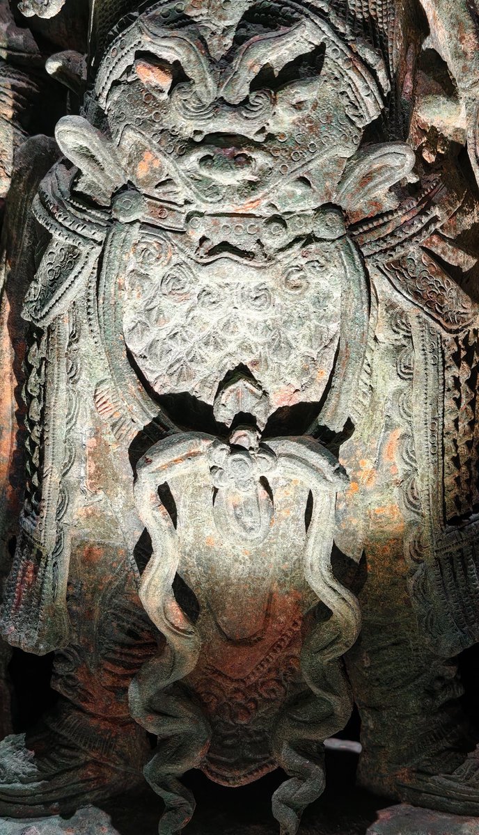blackym25's tweet photo. 大同窖藏毗沙门天王铜造像（明代），大同关帝庙窖藏出土（1）
Bronze Statue of Vaiśravaṇa, Ming Dynasty. Hoard from Guandi Temple, Datong
2008年大同鼓楼东街关帝庙窖藏出土。
这批窖藏共计57尊佛、道铜造像，是当地信众于明代“戊子之变（姜瓖反正）”战乱之时集中掩埋。全部为���同本地工坊失蜡法铸造，原始通体鎏金。毗沙门即北方多闻天王；此像左手托舍利浮图，右手握吐宝鼠（纽列）；头戴五叶宝冠，脑后缯带飞扬；胸甲饰狻猊兽首吞肩，细密錾刻鳞甲，保留北朝‑辽金一脉相承的北方护法造像范式，铠甲复刻明代九边戍地实战甲胄风貌，雄浑威武。
📷素履｜壁间行