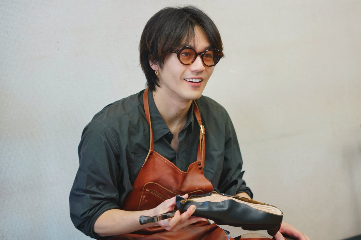 oshidoraEX's tweet photo. ✦ ・・───────────── ・・✦
　　　#はだかんぼうたち 👶
　　　#松田元太 さんが
　　　本格的な靴作りを猛特訓👞
✦ ・・───────────── ・・✦

世界一の靴職人・三澤さんから、
専用工具の扱い方、革の引っ張り方、
くぎの打ち込み方など、
マンツーマンで指導を受けました✍️

💬��思いを込めて全力で靴作りに向き合う、
靴職人としての姿をしっかりと演じていきたいです」

職人の技と魂を全身で吸収しようとする、
松田さんの役作りにかける
熱量が伝わる現場となりました🔥

📺10月3日(土)よる11時スタート
放送前にTVerのお気に入り登録もお願いします🐯
https://t.co/vhKoYbYjcz

#TravisJapan