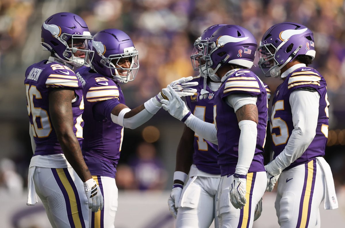 QCollarOfficial's tweet photo. Better Brain Protection keeps NFL defenses locked-in so they can lock down every single snap all season long! 

It’s time to Collar Up! 

#QCollar #CollarUp #NFL #Football #skol https://t.co/niXbSZWstH