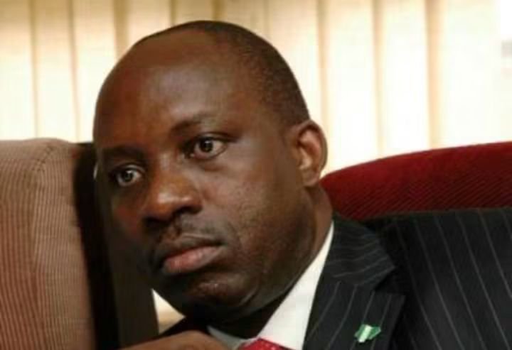 MukaffaSalisu's tweet photo. Soludo was arrested in 2023 by the EFCC🤣

Willie Obiano was arrested by the EFCC😂

Peter Obi has never been arrested by the EFCC. In fact Peter Obi invited the EFCC to investigate him after leaving office.

Count your teeth with your tongue.

Vote NDC ✌️ 
Nigeria Will Be OK 027 https://t.co/QN2uu9fTea