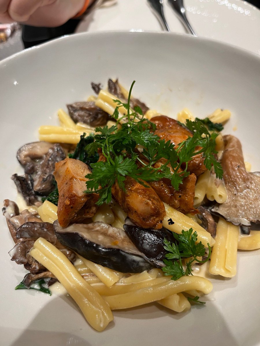 NelsonZwicuqv5's tweet photo. Just had the most incredible truffle pasta at that tiny neighborhood bistro in Brooklyn! Rich, creamy, and loaded with earthy truffle flavor – 10/10 would come back for seconds. #Foodie #NYCEats， https://t.co/qJqL39OZwx