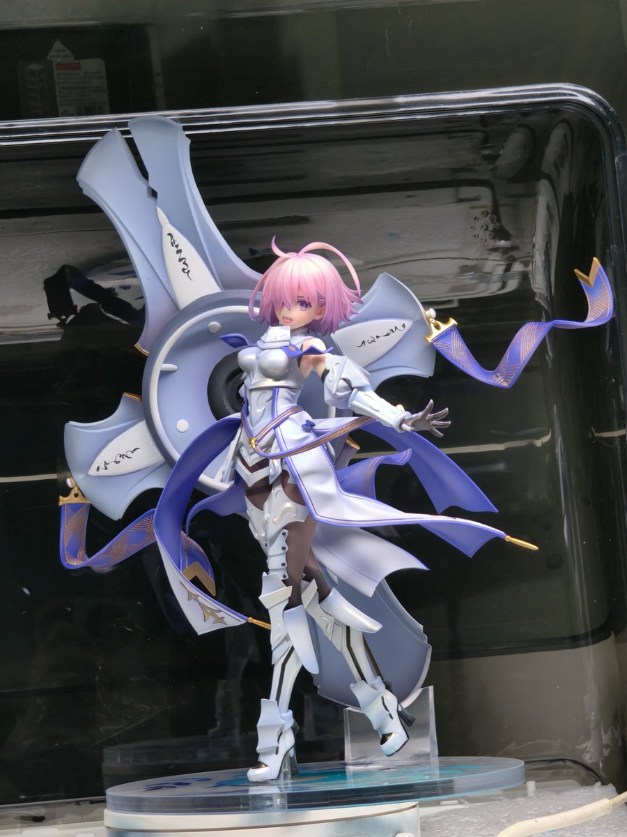 t1gw1KOCpWd1leF's tweet photo. 盔甲的做法是先使用亮白色打底，然后薄喷亮银色，注意只需要银色的亮度，而不需要它那种发黑的金属质感，随后用紫蓝和黑色做阴影，然后全部喷涂一层珍珠黄，然后再酌情喷光油 https://t.co/U72ri465AO