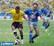 AntonioUbilla1's tweet photo. Un día como hoy, el 16 septiembre 2007, estadio Monumental, Barcelona 0 Emelec 1 (Jorge Ladines),poco antes del partido una bengala asesina terminó con la vida de Carlos Cedeño, hincha de 11 años en una suite. Pasaron 19 años, nunca se identificó al culpable del hecho #ClasicosdelAstillero