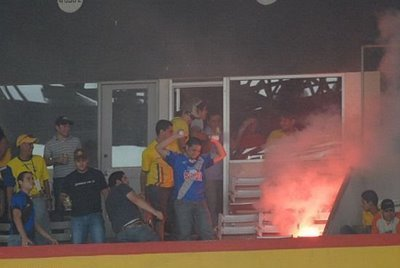 AntonioUbilla1's tweet photo. Un día como hoy, el 16 septiembre 2007, estadio Monumental, Barcelona 0 Emelec 1 (Jorge Ladines),poco antes del partido una bengala asesina terminó con la vida de Carlos Cedeño, hincha de 11 años en una suite. Pasaron 19 años, nunca se identificó al culpable del hecho #ClasicosdelAstillero