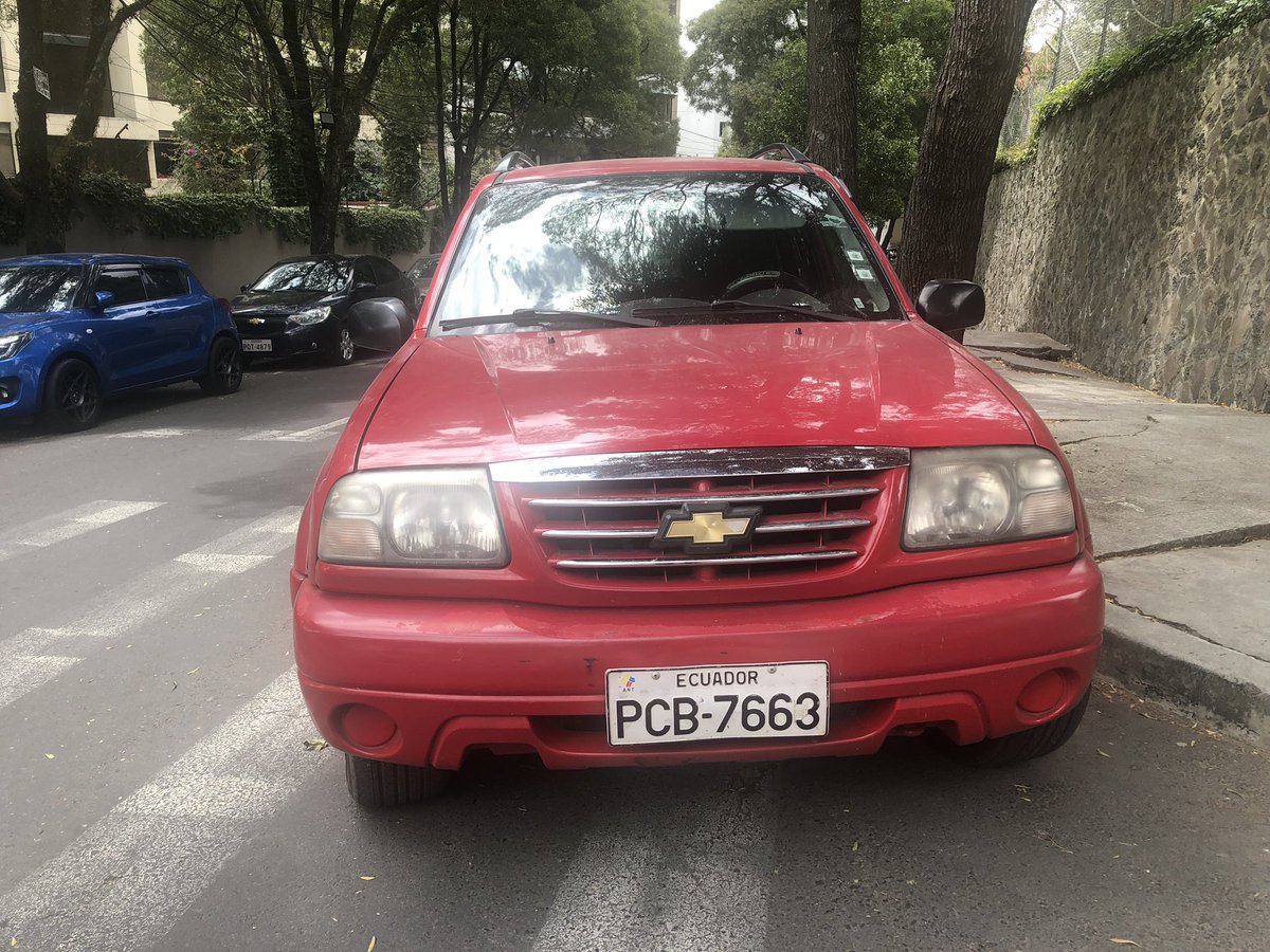 ProducirOrganic's tweet photo. ANOMIA SOCIAL TERMINAL Caso 3
Los pasos cebra usados como parqueaderos y el resto de choferes echándote el carro encima.
En Quito, el peatón simplemente no existe. 👇🏽@AMT_Quito #Quito #TránsitoQuito https://t.co/FfYJTMuvId