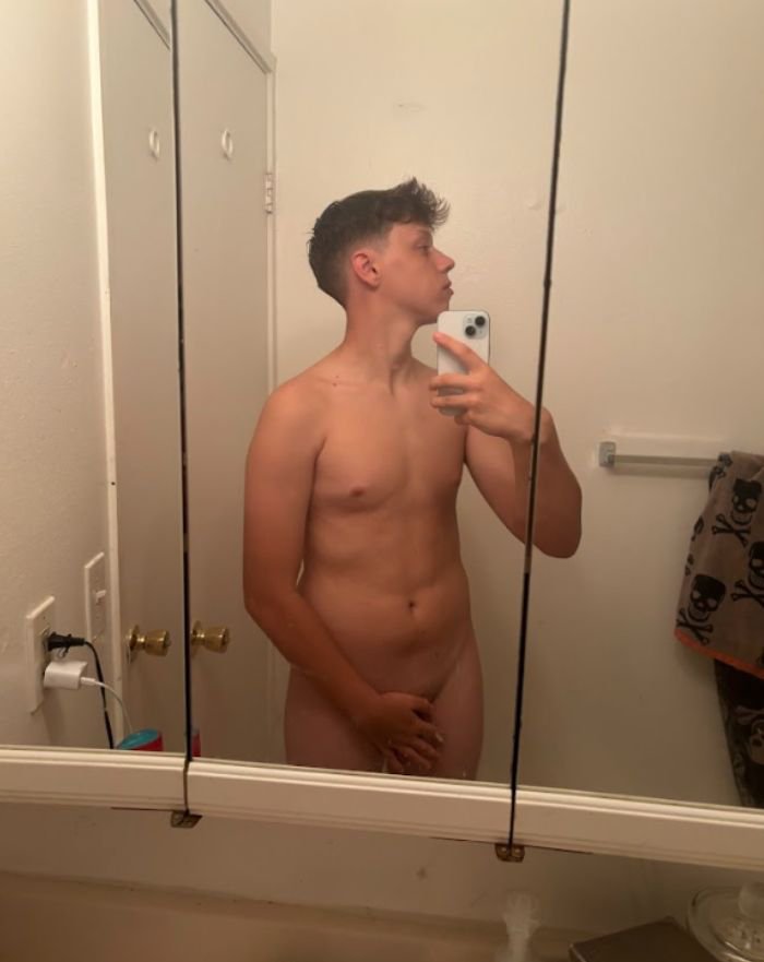 Twinkhaven1's tweet photo. I'm still single 🏳️‍🌈🏳️‍🌈 https://t.co/9kk2dy5pGn