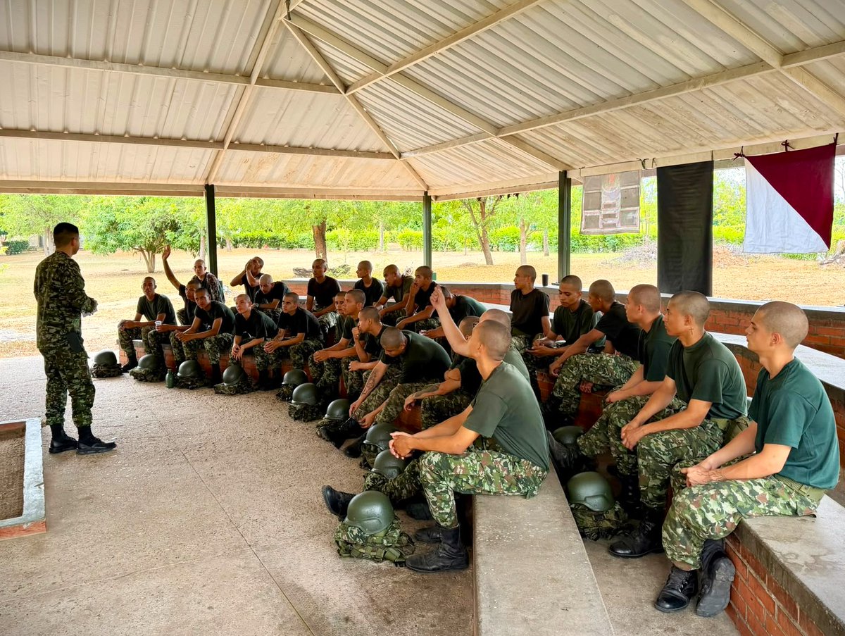 ftc_omega's tweet photo. Con motivo del mes de la prevención del suicidio, el psicólogo militar de la Fuerza de Despliegue Rápido N.º 1 del @COL_EJERCITO lideró, en el Fuerte Militar de Tolemaida, una jornada dirigida a cerca de 70 soldados de la unidad, orientada a fortalecer el bienestar emocional y promover espacios de escucha, orientación y acompañamiento.

Reconocer a tiempo las señales de riesgo, pedir ayuda y estar presentes para un compañero puede marcar la diferencia. Hablar, escuchar y acompañar también salva vidas.

#PorNuestrosSoldados 
#PatriaHonorLealtad