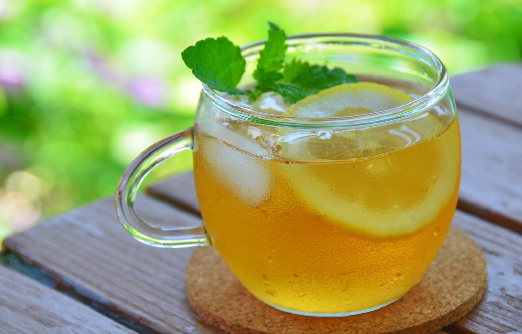 AngeliaThrmdhc's tweet photo. Craving a quick summer pick-me-up Blend iced green tea, fresh mint leaves, a splash of lemon juice u0026 a spoonful of honey—5 mins, super refreshing! https://t.co/IDBql79oZp