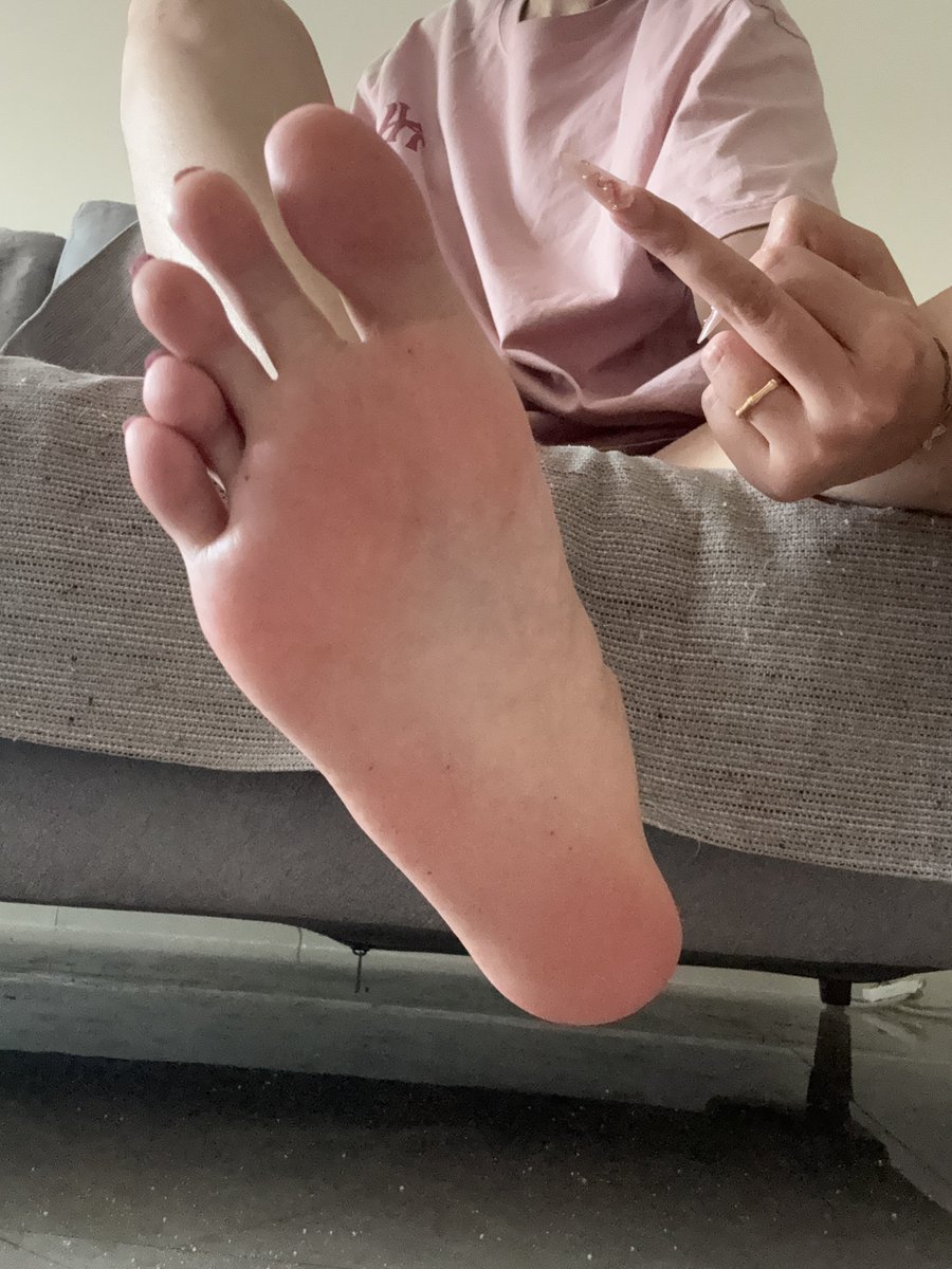 guy1068914's tweet photo. 低下头看看有妈妈的中指长吗？！快看着妈妈的脚底全部打出来！一滴都不许剩全部打给妈妈！#女大 #女S #妈妈 https://t.co/umyYjWcAKe