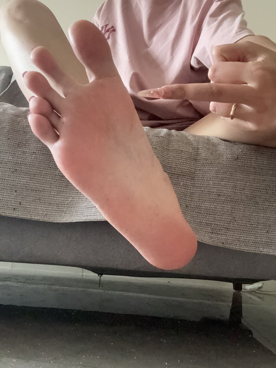 guy1068914's tweet photo. 低下头看看有妈妈的中指长吗？！快看着妈妈的脚底全部打出来！一滴都不许剩全部打给妈妈！#女大 #女S #妈妈 https://t.co/umyYjWcAKe