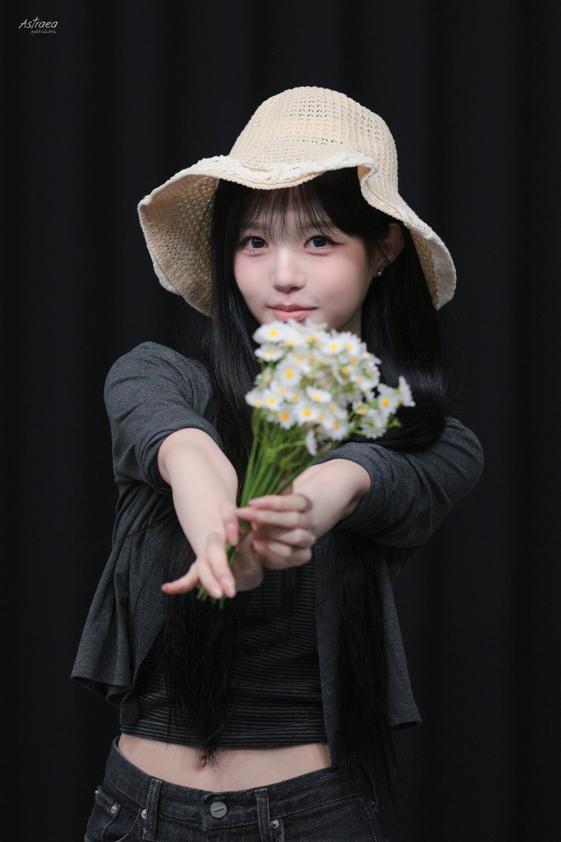 kareshiwav's tweet photo. Chaewon wishes you a lucky and blessed day 🍀 https://t.co/sVHD7iDxxb