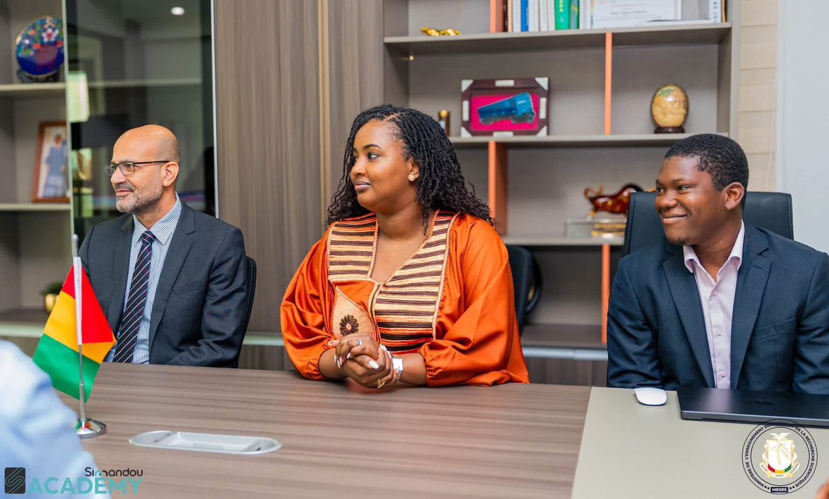 Mesrs_Gn's tweet photo. Madame la Ministre Djami Diallo, a reçu en audience ce mercredi 16 septembre, une délégation de la Cité des Sciences et de l’Innovation de Guinée, accompagnée d’une équipe du Bureau des Nations unies pour les Technologies Émergentes.

Plus d’infos 🔗 https://t.co/h15klHbUAj https://t.co/C7iQomnFdQ